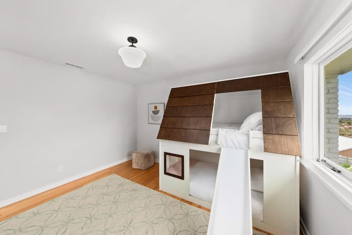 Una encantadora y práctica habitación para niños con literas individuales para una gran noche de sueño.