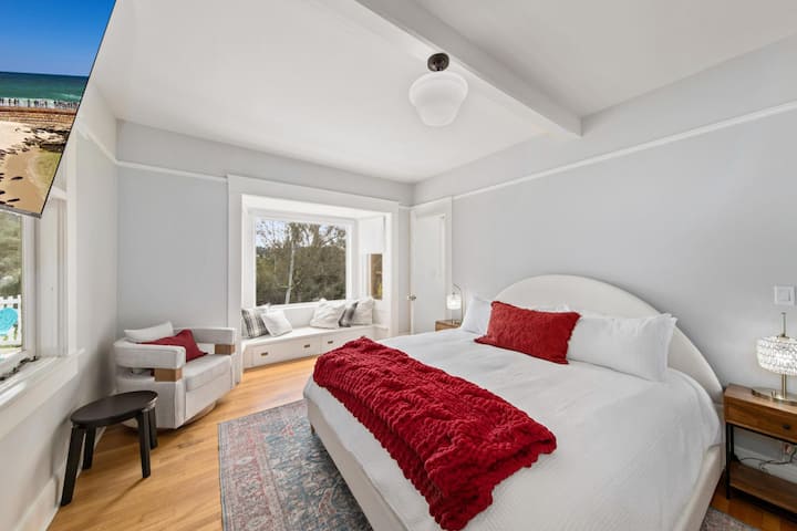 El dormitorio 2 cuenta con una cama tamaño king, una acogedora silla y un baño privado.