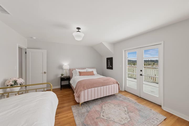 Cama tamaño queen + sofá cama individual, armario extragrande, espejo del piso al techo y acceso al balcón.