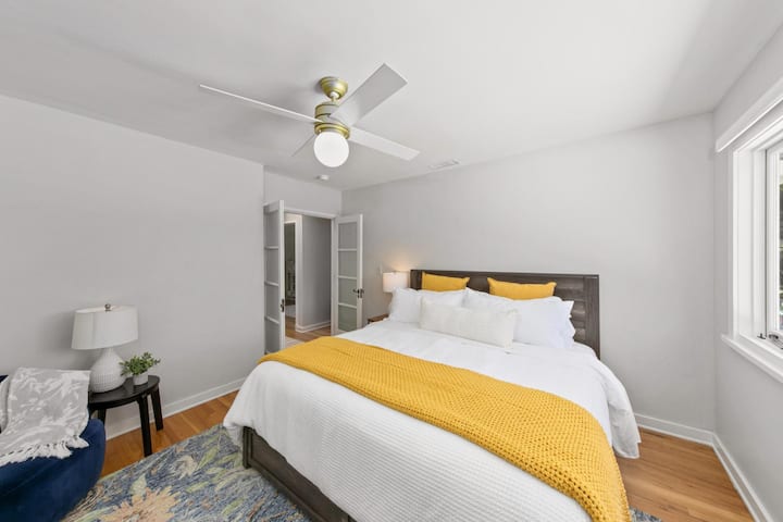 Dormitorio tamaño king luminoso y espacioso con TV, zona de estar, baño privado y armario