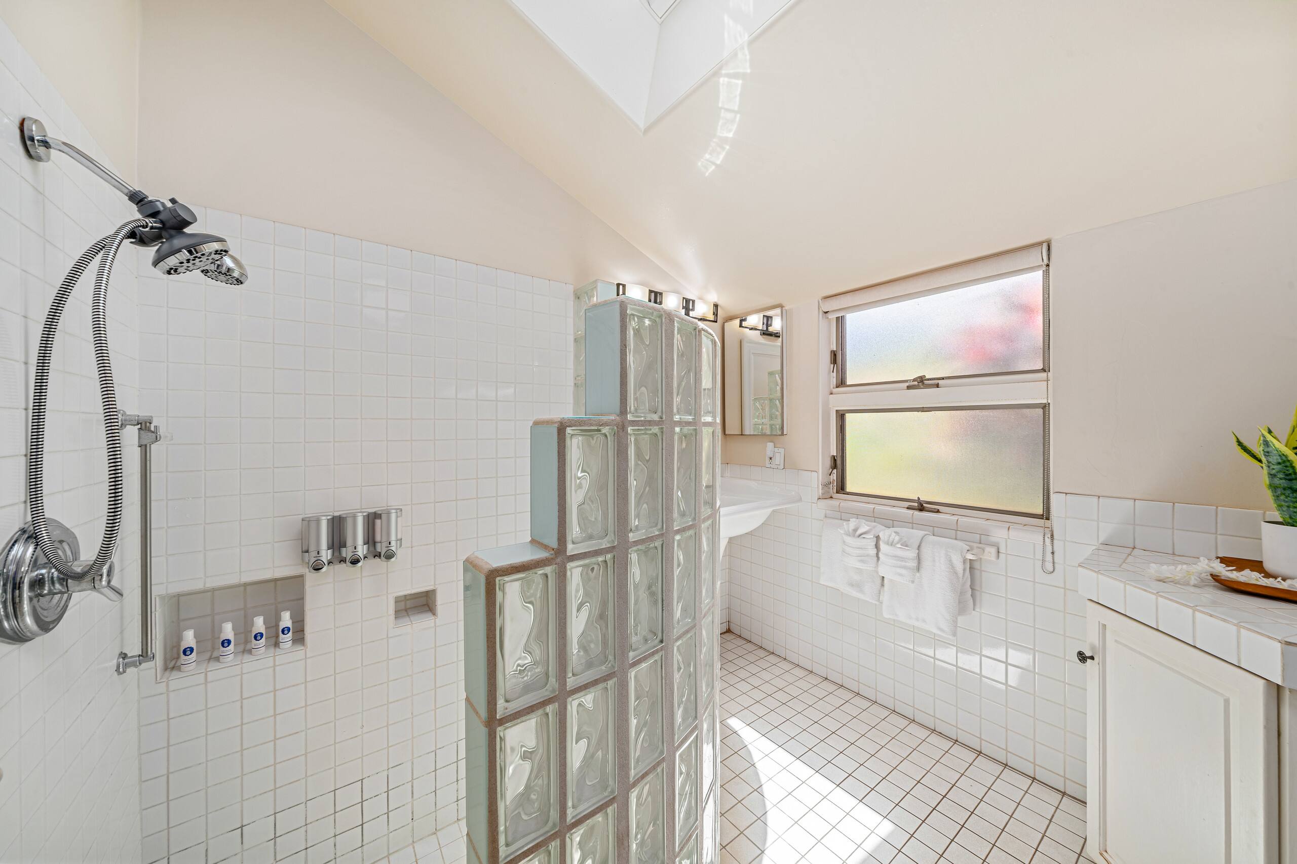 Condo in Lahaina · ★4.78 · 2 bedrooms · 4 beds · 2 baths - Image 26