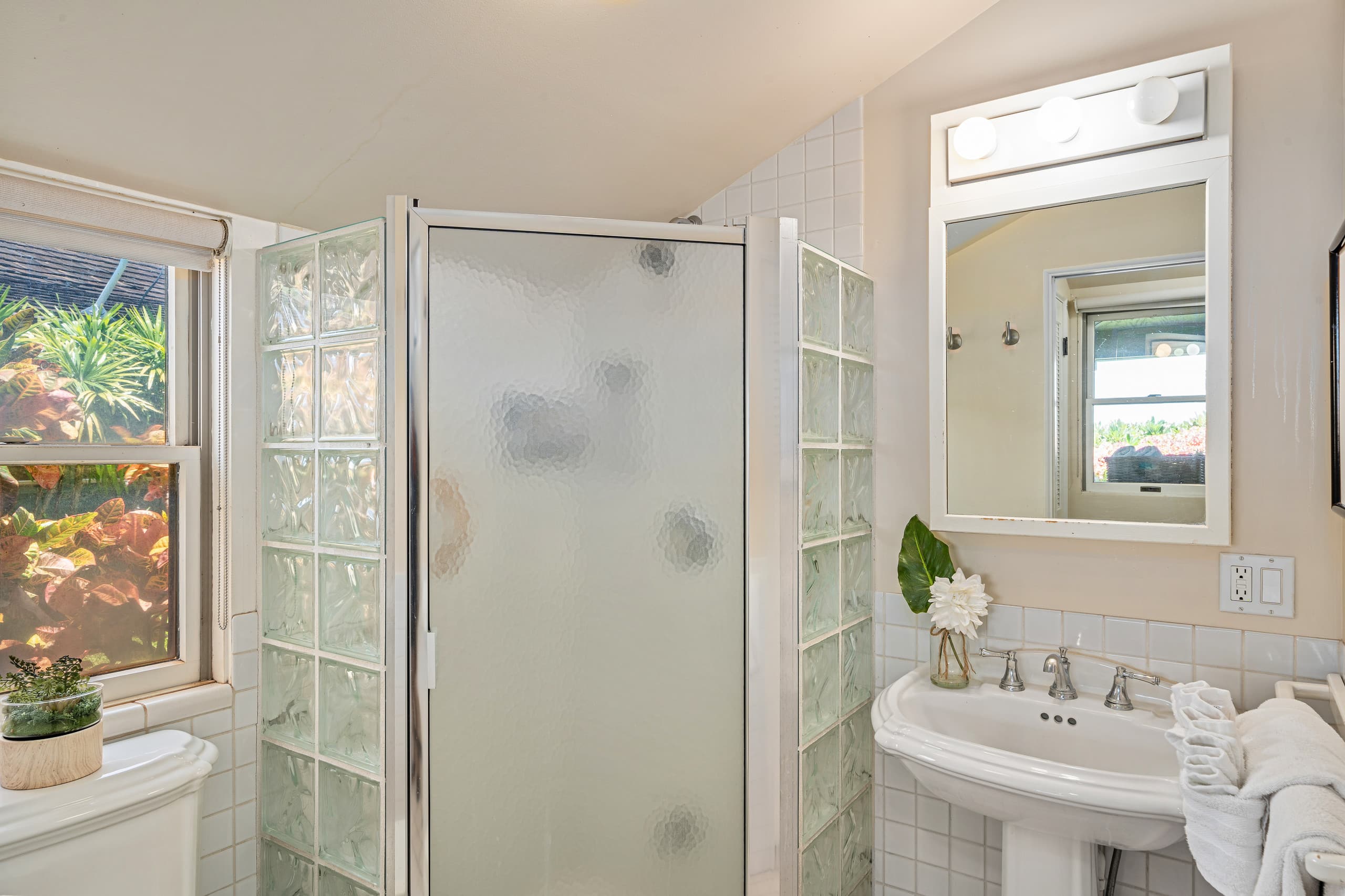 Condo in Lahaina · ★4.78 · 2 bedrooms · 4 beds · 2 baths - Image 24
