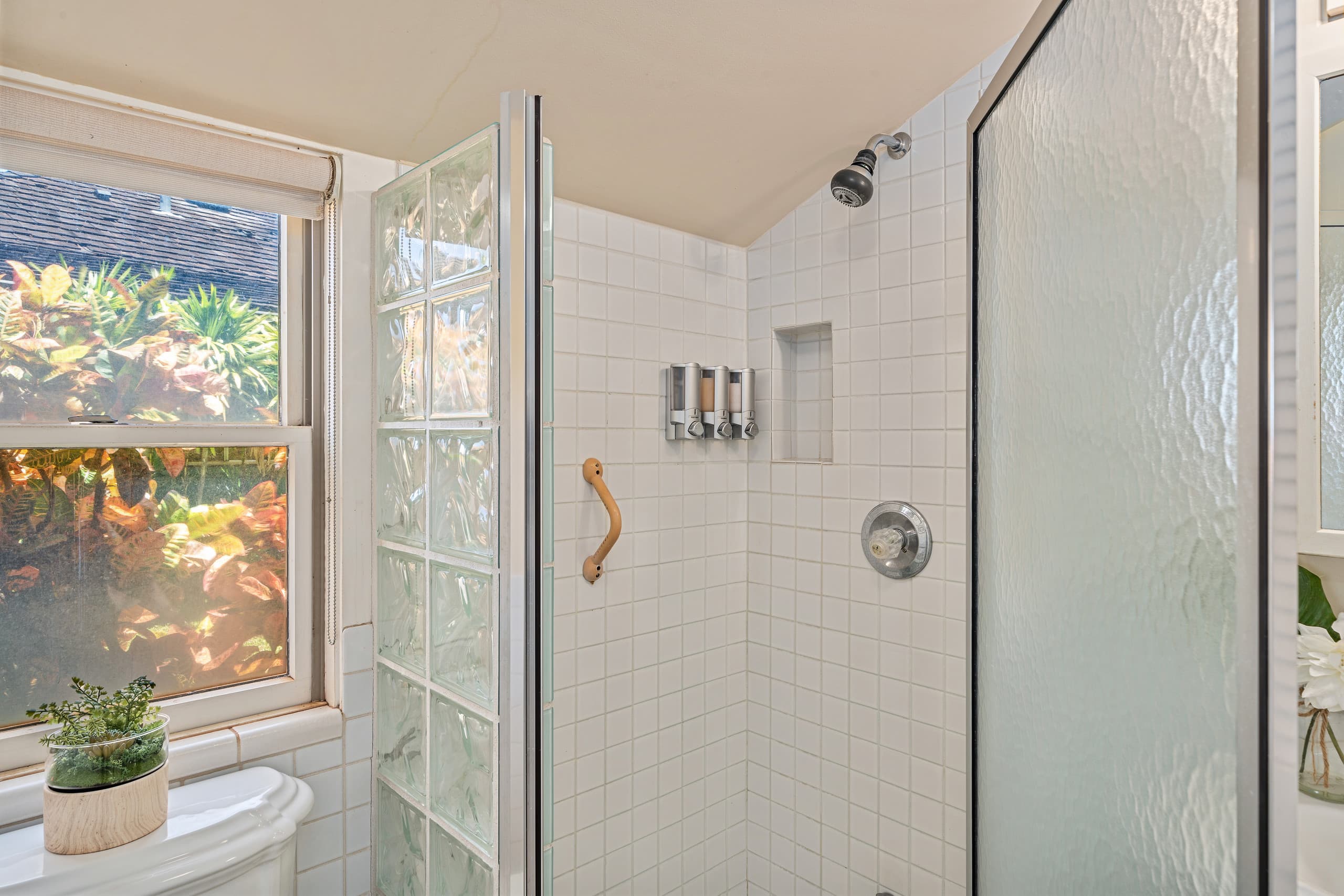 Condo in Lahaina · ★4.78 · 2 bedrooms · 4 beds · 2 baths - Image 23