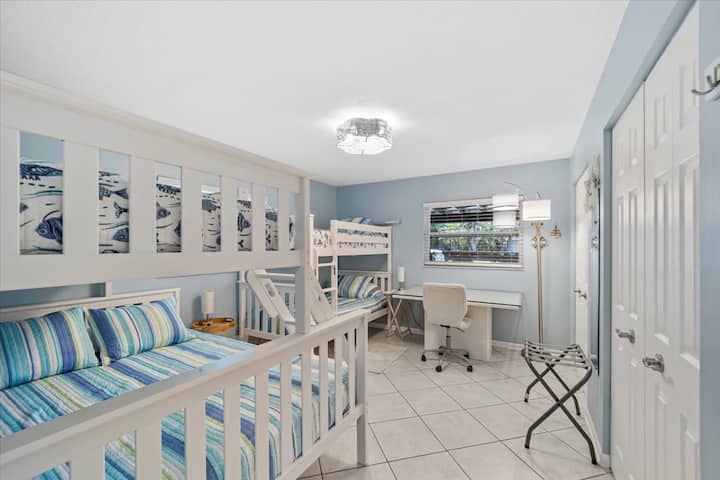 El tercer dormitorio tiene capacidad para 2 adultos + 2 niños o 4 niños en estilo