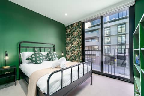Vibrant Stay with Lakeside Charm in Kingston