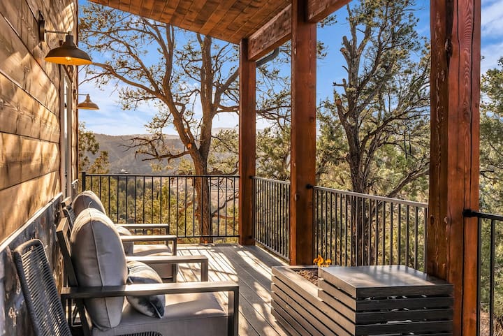 Cactus Canyon Retreat with Hot Tub and Views
