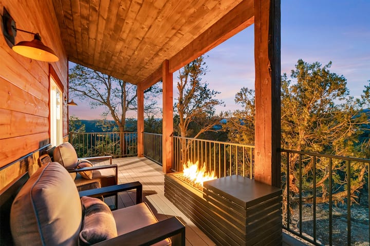 Cactus Canyon Retreat with Hot Tub and Views