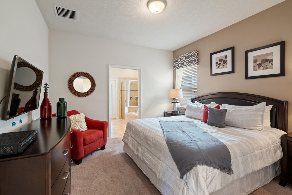 Chambre principale avec lit King 1 au rez-de-chaussée Salle de bain attenante