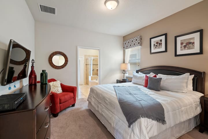 Dhoma e gjumit Master King 1 në katin e poshtëm ngjitur me banjën