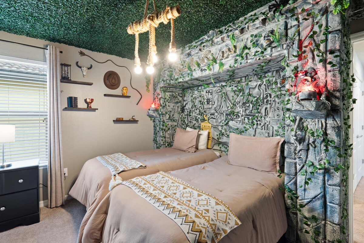 Deux chambres avec lits jumeaux 6 à l'étage
Indiana Jones Theme