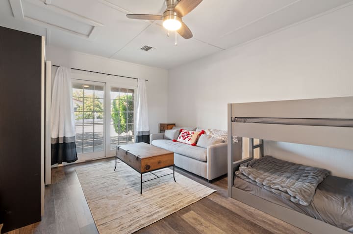 غرفة نوم ثالثة، مع أسرّة بطابقين وأريكة نوم بحجم كوين.