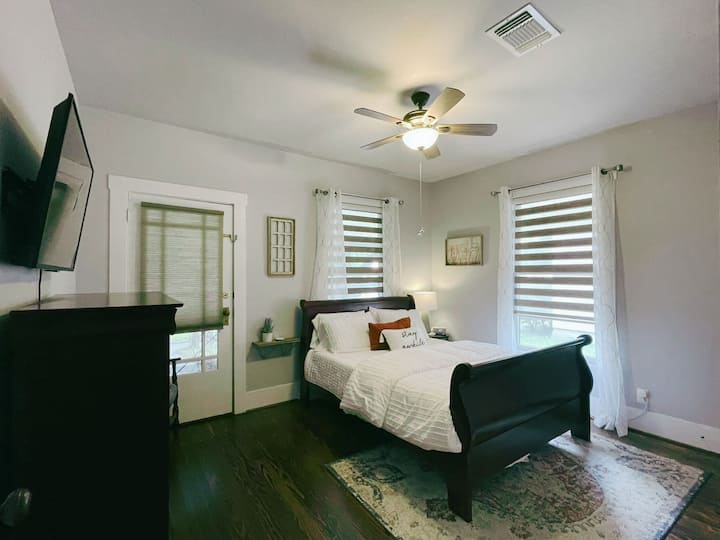 La nostra camera da letto è arredata con una Smart TV, tende oscuranti, prese elettriche facilmente accessibili, sveglia/macchina del suono e un ventilatore a piantana.