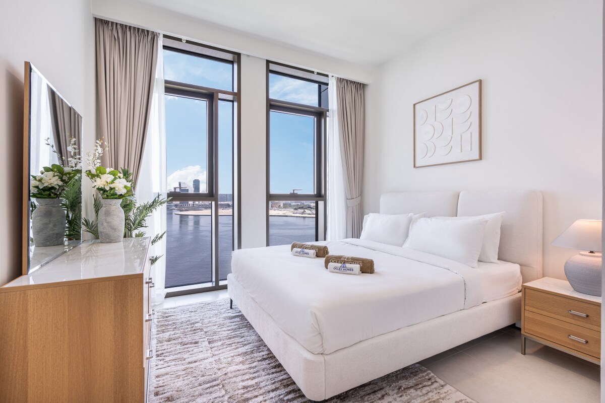 Светла спалня, проектирана с успокояващи интериори за спокойни нощи.