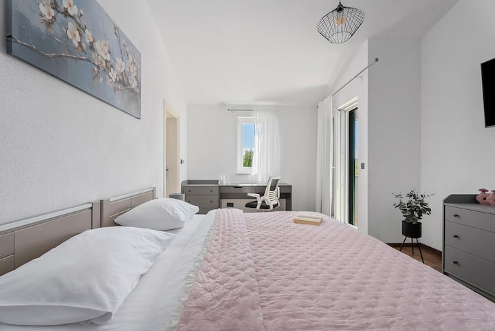 **Spálňa 3:** (17,5 m²) ponúka dve jednolôžka (90 cm x 200 cm – môžu byť spojené do postele veľkosti King)