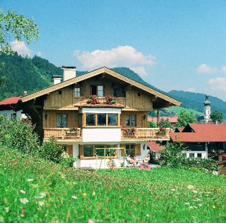 Ferienwohnung Dorfidyll Mit Westbalkon, 40m² Groß - Reit im Winkl