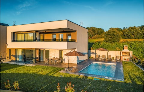 Amazing home in Kastelir with sauna