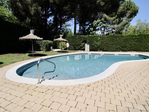 Apartment with pool and parking 1km beach