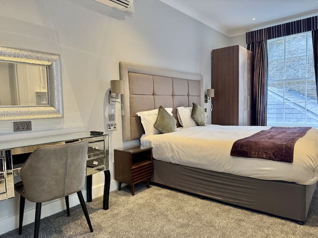 2 Bed/3 Bath Brand New Modern Flat with Air Con