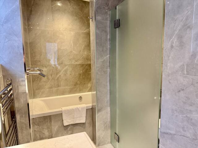 2 Bed/3 Bath Brand New Modern Flat with Air Con gallery image 5