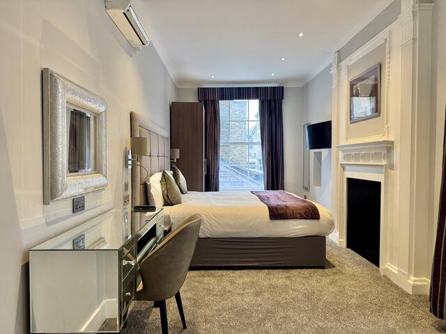 2 Bed/3 Bath Brand New Modern Flat with Air Con gallery image 2