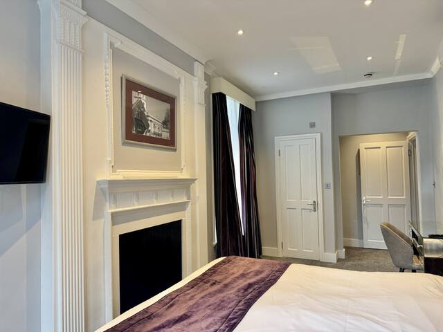 2 Bed/3 Bath Brand New Modern Flat with Air Con gallery image 3