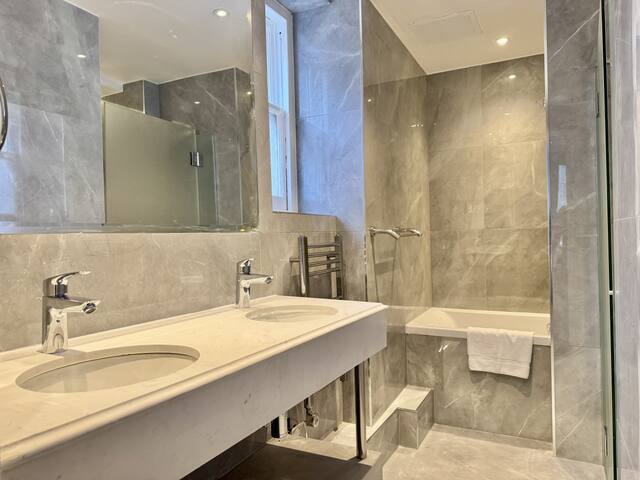 2 Bed/3 Bath Brand New Modern Flat with Air Con gallery image 4