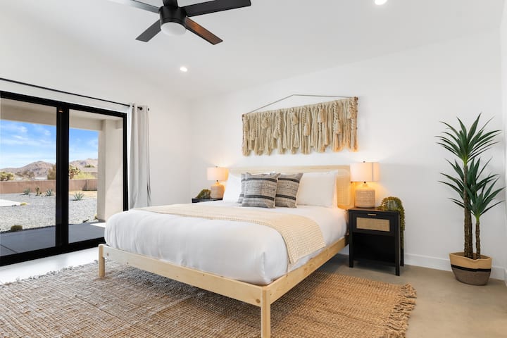 Chumba cha kulala cha msingi kina kitanda aina ya king na bafu linalofuata.