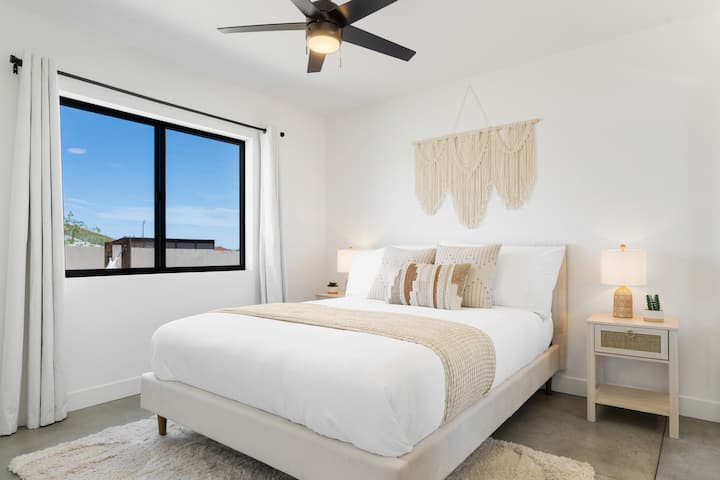 Chumba cha kulala 2 kina kitanda cha malkia.