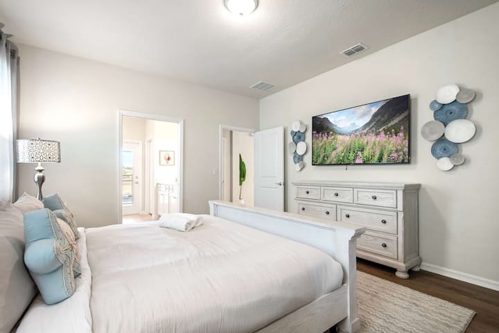 جناح كينج أنيق مع حمام داخلي وتلفزيون ذكي وديكور ناعم مستوحى من الساحل.
