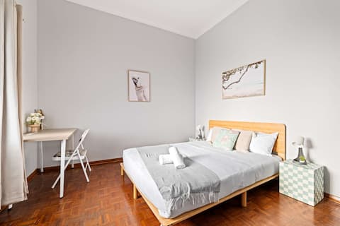 Relaxing Double Room - Easy Stay with Shops & Eats