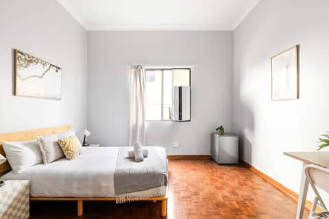 Relaxing Double Room - Easy Stay with Shops & Eats