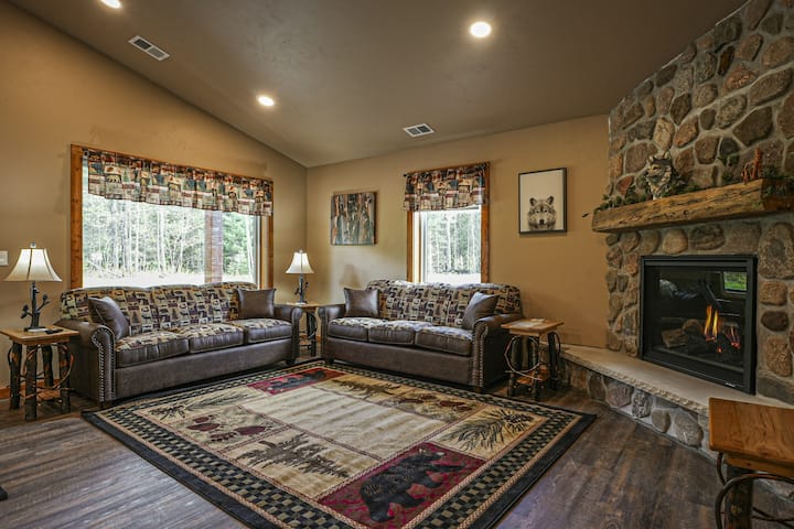 Modern Dog-friendly Cabin With Hot Tub & Grill - Wisconsin