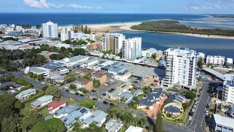 Central Caloundra Stay | Walk to Beach & Cafés