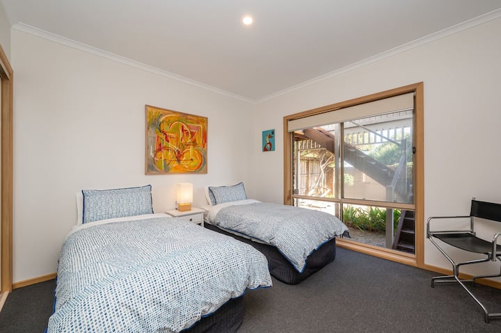 ห้องนอนชั้นล่าง 4 ห้องพร้อมเตียงเดี่ยว 2 หลัง 