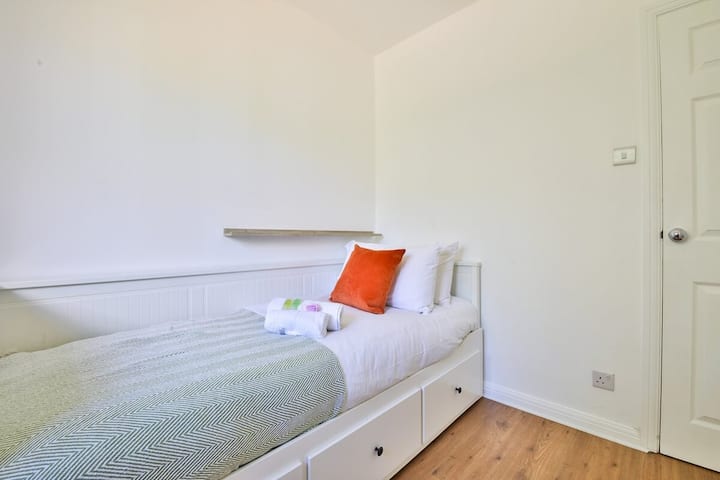 Тези единични легла се изтеглят отдолу и стават двойни легла.