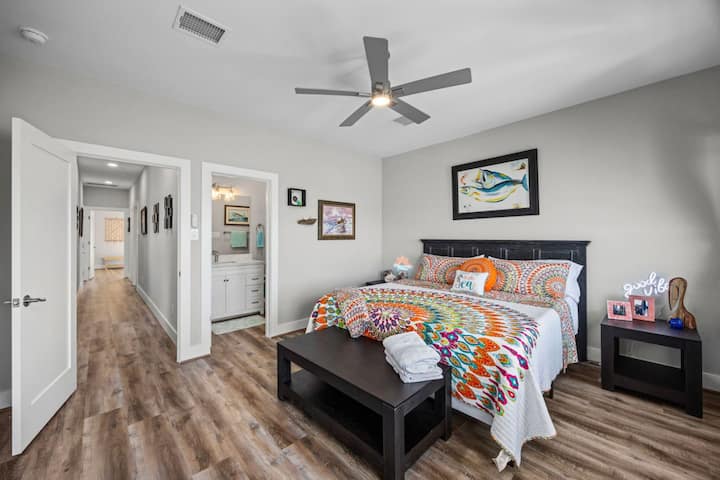 Este espacioso dormitorio cuenta con una cama tamaño king con ropa de cama vibrante sobre el mar, un televisor de pantalla plana y un balcón privado con impresionantes vistas al agua. También incluye un baño privado para mayor comodidad y relajación.