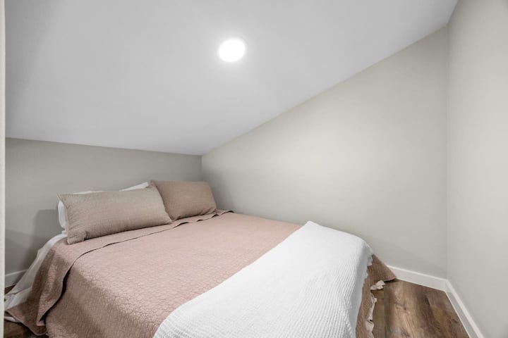 Acogedor dormitorio loft al que se accede a través de una escalera de caracol, perfecto para huéspedes adicionales. Cuenta con una cama cómoda, enclavada bajo un techo inclinado para una sensación cómoda e íntima. Ideal para una noche de descanso tranquilo.