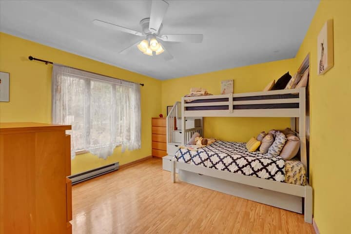 سرير مزدوج فوق سرير كامل مع سرير مزدوج قابل للسحب 