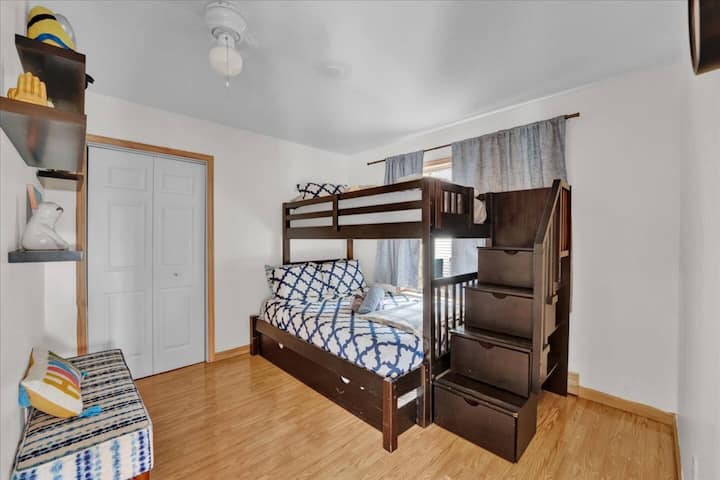 سرير مزدوج فوق سرير كامل مع سرير مزدوج قابل للسحب 