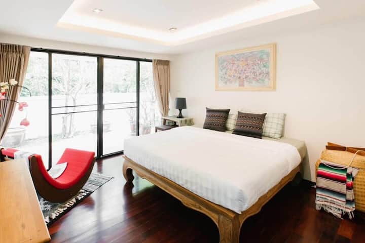 Relaksohu në dhomën tonë luksoze të gjumit Chiang Mai me mobilie druri dhe art artizanal autentik tajlandez. Zbulo artikuj unikë koleksioni që përmirësojnë përvojën tënde të pushimeve. Një perlë e vërtetë qëndrimi afatshkurtër me artistikë vendase. Me të vërtetë e veçantë!