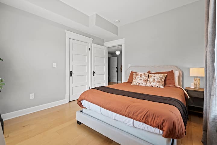 חדר שינה בקומה השנייה עם מיטת קווין סייז