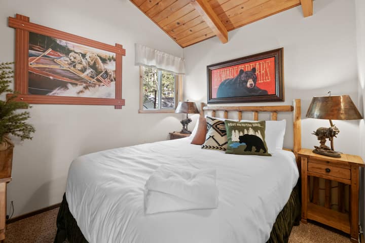 בקתת קומסטוק: נופש משפחתי עם חיות מחמד באגם ביג בר. מאת Rather Be Properties