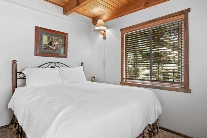 בקתת קומסטוק: נופש משפחתי עם חיות מחמד באגם ביג בר. מאת Rather Be Properties