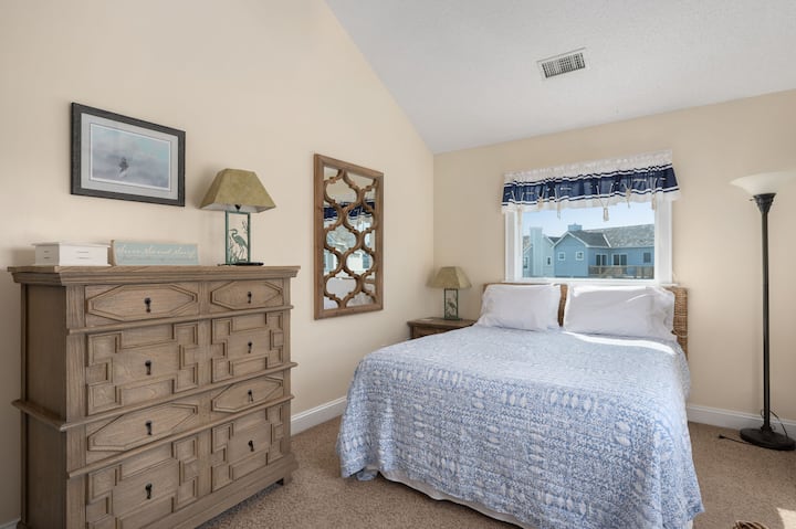 SS26: Wanderer's Rest | TL Bedroom 6 - Queen, Semi-Private Bath