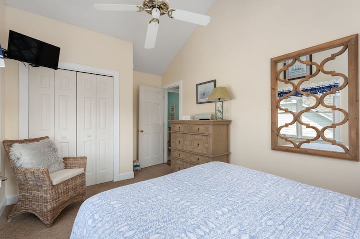 SS26: Wanderer's Rest | TL Bedroom 6 - Queen, Semi-Private Bath