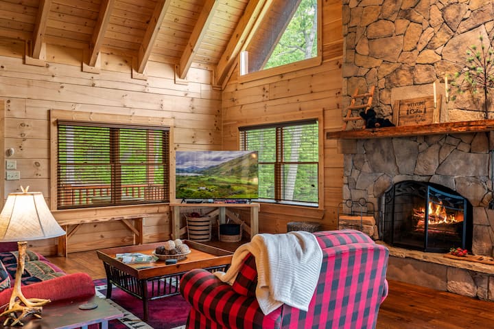 Útulný otvorený priestor s katedrálnymi stropmi a teplým zariadením.