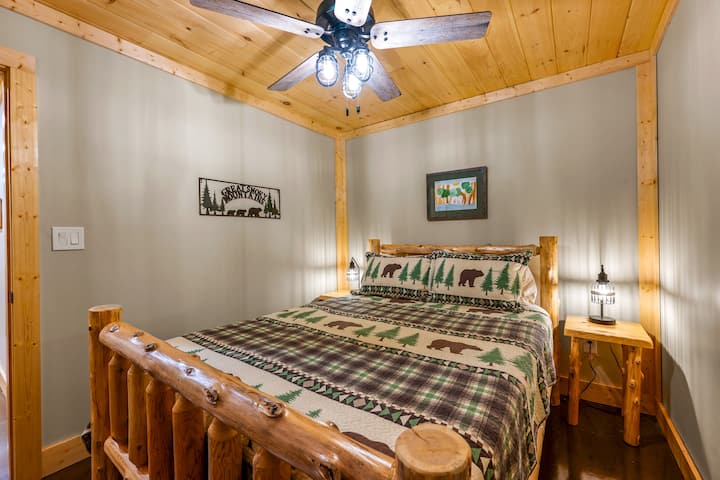 Spálňa s manželskou posteľou v suteréne.