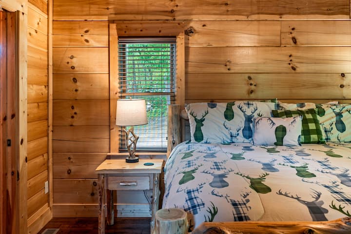 Hlavná spálňa na hlavnom poschodí s manželskou posteľou veľkosti King.