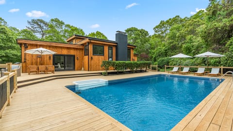 Chic Hampton Bays escape; private pool, sundeck