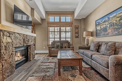 Top Airbnb: Top Floor Condo, Hot Tubs, 3 Min - Walk to Lift in Copper Mountain